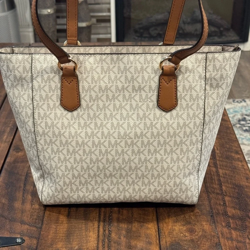 Michael Kors Medium Joey Pocket Tote (EUC)